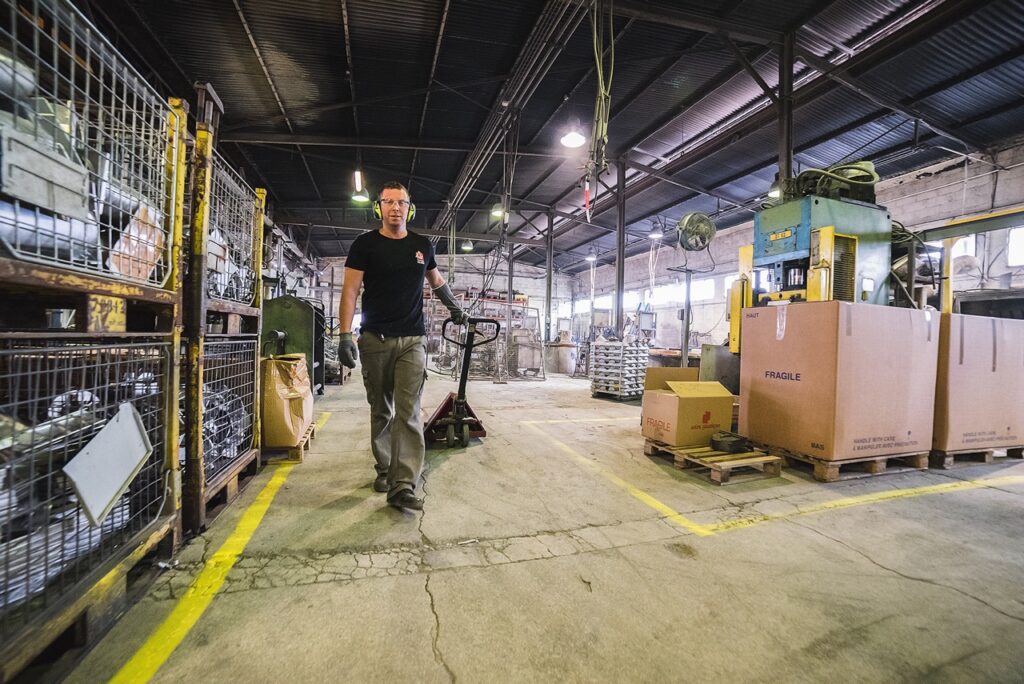 Atelier d'ébarbage (parachèvement finition) - Grande