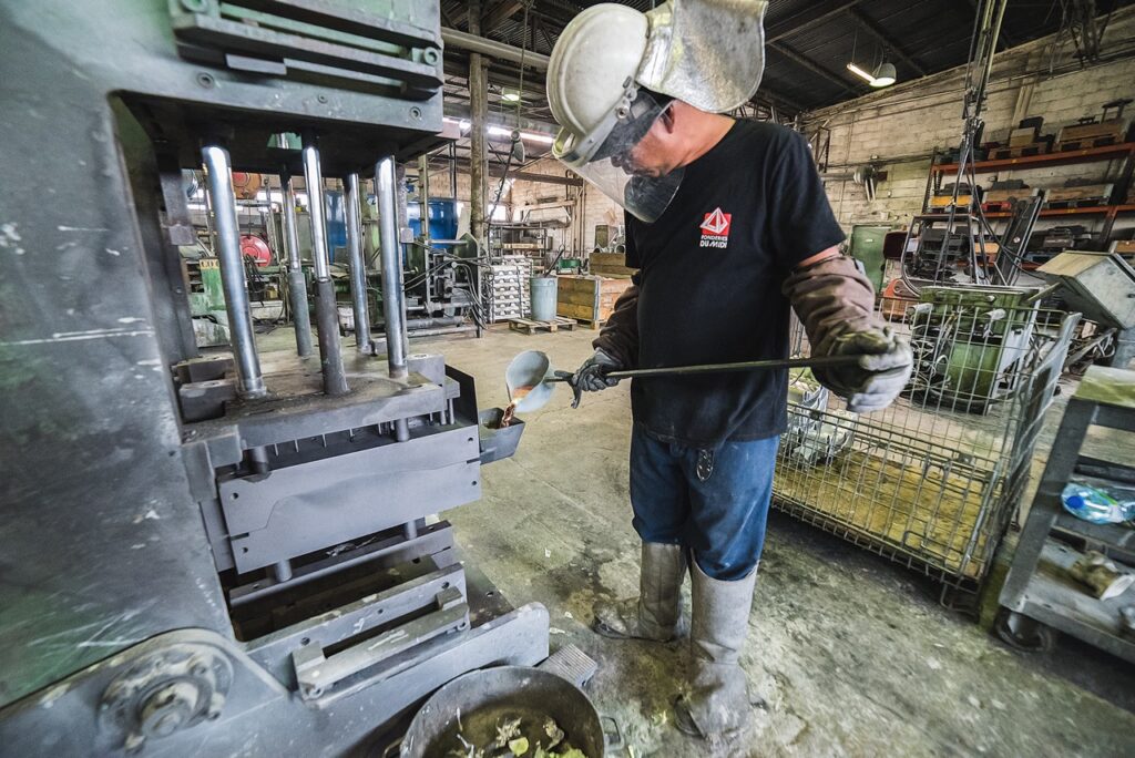 Equipement en fonderie moulage coquille (coquilleuse basculante batterie d'éjection)