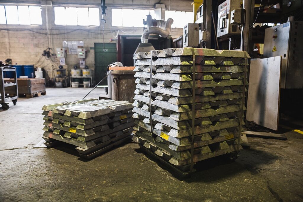 La matière première (pile de lingots d'aluminium)