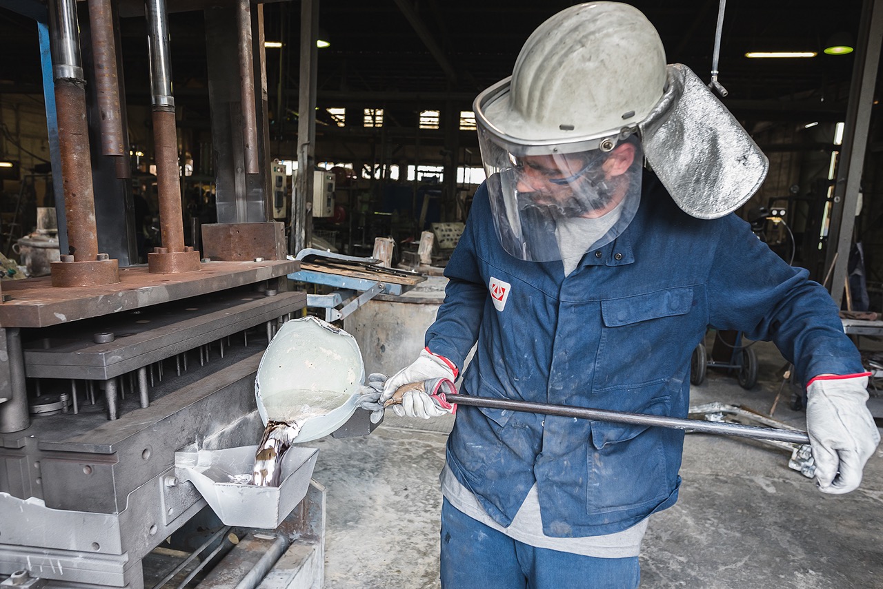 Remplissage d'un godet en fonderie coquille (aluminium liquide remplissage)